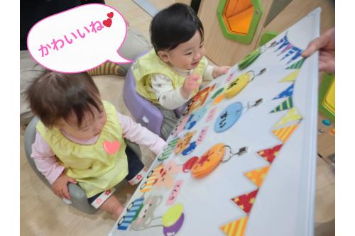 <span style='color:#ff7f00;'>ひよこチーム(0歳児)</span>も<br>カラフルなカレンダーに釘付けです!<br>