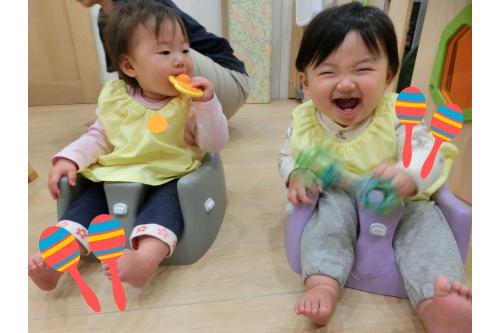 お歌が始まるとひよこチームも<br><span style='color:#ff007f;'>手を振ったり</span><span style='color:#00ff00;'>体を揺らして</span>楽しみます!<br>