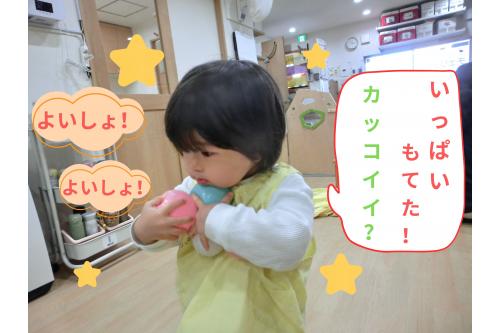 「<span style='color:#ff7abc;'>ぽ~い!</span>」と投げたボールは<br>「<span style='color:#ff7abc;'>ここにあった!</span>」「<span style='color:#bcff7a;'>ここにもあるー!</span>」と<br><span style='color:#7abcff;'>宝探し</span>のように<span style='color:#7affbc;'>見つけて</span>再び<span style='color:#bc7aff;'>ボールプール</span>の中へ<span style='color:#ff007f;'>♪</span><br><br><span style='color:#ff7abc;'>両手</span>と<span style='color:#ffbc7a;'>顎</span>も使って<span style='color:#ff7abc;'>たくさんのボール</span>を抱える<br>子どもたち<span style='color:#7a7aff;'>(^^♪</span><br><br>落とさないように<span style='color:#ff7aff;'>慎重</span>に<br><span style='color:#7abcff;'>真剣な表情</span>で運ぶ様子が<span style='color:#ff7aff;'>かわいい</span>ですね<span style='color:#ff7abc;'>♪</span>