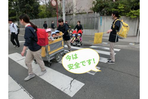 <span style='color:#7f00ff;'>横断歩道</span>も車に気を付けて渡って…<br>