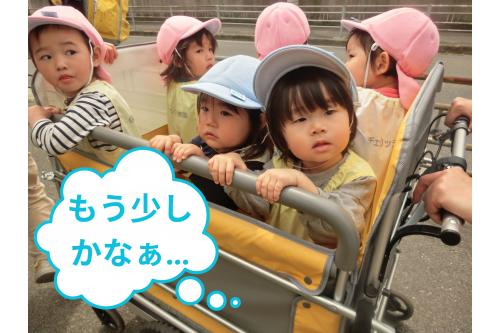 散歩車に乗って<span style='color:#ff007f;'>避難場所</span>に行きます。<br><br>どんなときも<span style='color:#007fff;'>安全</span>に行くために<br><span style='color:#00ff00;'>交通安全に従事</span>する人を設定しています!<br>