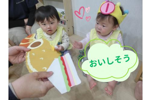 パネルシアター<span style='color:#96ff2d;'>『ぱんやに5つのめろんぱん』</span>を<br>見ながら、<span style='color:#ff2828;'>好きなパン</span>を選ぶひよこチーム(0歳児)<span style='color:#ff23ff;'>❤</span><br><br>仕草や表情で<br>しっかり<span style='color:#ff38ff;'>自己主張</span>しています<span style='color:#ff962d;'>(^^♪(^^♪</span>