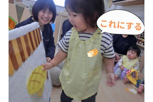 <span style='color:#ff28ff;'>うさぎチーム(2歳児)</span>を中心に<br>自分で<span style='color:#3399ff;'>買いに行く</span>姿も!<br><br>焼き目や色味が少しずつ違う<span style='color:#9bff38;'>めろんぱん</span>を<br><span style='color:#389bff;'>吟味</span>して、選んでいました<span style='color:#ff962d;'>( *´艸`)</span>