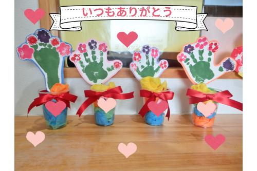 <span style='color:#ff5151;'>完成♡</span><br>誰にあげる?と聞くと<br>一番に「<span style='color:#ff47a3;'>まま</span>」と<br>答える子どももいました♥<br><br>そんな子どもたちが<br>一生懸命作った<span style='color:#ff42ff;'>お花</span>(*^^*)<br>ぜひ持ち帰って<br><span style='color:#962dff;'>飾ってみてくださいね</span>♪<br><br>次回のブログもお楽しみに<span style='color:#ffaf60;'>★</span>