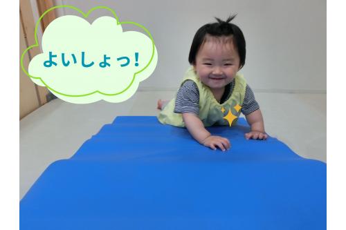 <span style='color:#7f00ff;'>三角お山のマット</span>も<br>ハイハイでドンドン登る子ども達!<br><br>とにかく<span style='color:#ff7f00;'>動くのがだいすき♡</span>な<br>ひよこチームなのでお山のマットを見つけると<br>大喜びで登っています✨<br><br><span style='color:#00ff00;'>新しい世界</span>でも自分で好きなことを見つけて<br>楽しんでいる<span style='color:#ff007f;'>ひよこチーム!</span><br>これからも新しい発見を一緒に<br><span style='color:#00ff00;'>楽しんで</span>いこうと思います。<br><br>また、次回のブログもお楽しみに<span style='color:#ffff00;'>★</span>