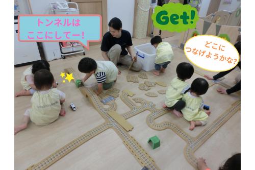 「<span style='color:#ff7a7a;'>今日は…新しい玩具で遊びます!!</span>」と先生が<br>声をかけると<span style='color:#ff7aff;'>大喜び</span>の子どもたち<span style='color:#ffbc7a;'>♪</span><br><br>玩具を披露すると「<span style='color:#ff7aff;'>やった~!</span>」「<span style='color:#ffbc7a;'>あそぶ~!</span>」と<br><span style='color:#7aff7a;'>早く遊びたい様子</span>でした<span style='color:#ff7a7a;'>(^^♪</span>