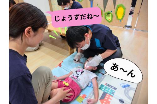 <span style='color:#2893ff;'>りすチーム(1歳児)</span>が泣かずに受診しいているのを見て<br><span style='color:#ff2893;'>うさぎチーム(2歳児)</span>は安心して<span style='color:#9933ff;'>臨んでいました♬</span><br><br>少し<span style='color:#3333ff;'>怖くても、</span><span style='color:#ff9b38;'>口を開けて</span>頑張ろうとする姿に<br><span style='color:#ff9b38;'>成長</span>を感じました<span style='color:#ff2d2d;'>( *´艸`)</span>