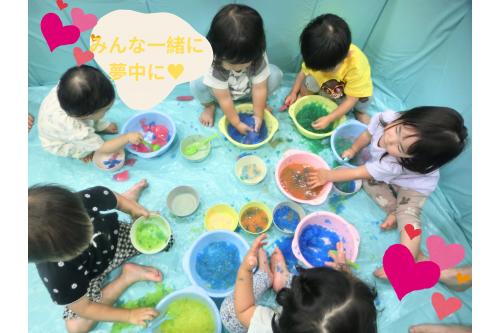 今回は<br><span style='color:#3333ff;'>7月からはじまる</span>プール遊びの<br><span style='color:#2893ff;'>プール</span>に初めて<br>入って遊んでみました<span style='color:#ff962d;'>★</span><br><br>寒天の感触を楽しみながら<br>初めてのプールにも<br><span style='color:#962dff;'>少し慣れた</span>かな…?<br><br>またプール遊びが<br><span style='color:#ff3333;'>楽しみです</span>(*^^*)<br><br>次のブログもお楽しみに<span style='color:#ff33ff;'>♪</span>