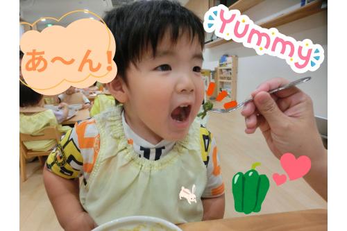 普段は<span style='color:#bc7aff;'>野菜が苦手</span>なお友だちも<br><span style='color:#ff7a7a;'>自分たち</span>で育てた<span style='color:#00ff00;'>ピーマン</span>だと<br>「<span style='color:#ff7abc;'>パク!</span>」と食べることができました✨<br><br><span style='color:#ffbc7a;'>りすチーム(1歳児)</span>の子どもたちも食べました。<br>最初は「<span style='color:#ff7abc;'>たべる~!</span>」と<span style='color:#7abcff;'>ニコニコ</span>でしたが<br>反応は…様々でした<span style='color:#bc7aff;'>(笑)</span><br><br>他にも<span style='color:#ffbc7a;'>ひまわり</span>、<span style='color:#7aff7a;'>小松菜</span>、<span style='color:#bcff7a;'>ピーマン</span>もまだまだ実をつけているので<br>引き続き子どもたちと<span style='color:#7a7aff;'>水やり</span>をし、観察を続けたいと思います<span style='color:#ff7a7a;'>!</span><br><br>次回の<span style='color:#bc7aff;'>ブログ</span>もお楽しみ<span style='color:#ffff00;'>☆</span>