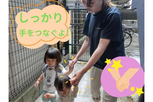 先生と<span style='color:#ff00ff;'>しっかり</span>手をつないで<br>いつもは<span style='color:#bc7aff;'>締まっている扉</span>から避難しました!<br><br>足元には<span style='color:#7a7aff;'>水たまり</span>があり、<br>子どもたちは<span style='color:#00ffff;'>水たまり</span>に気をつけて<br>通っていました<span style='color:#7fff00;'>(^^♪</span>