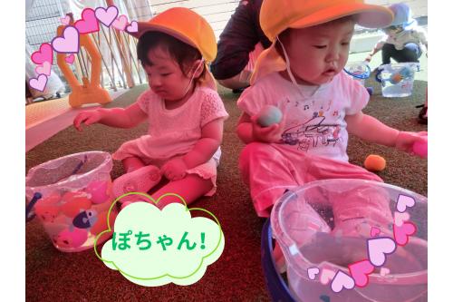 バケツの中に入っている<span style='color:#ff00ff;'>ボール。</span><br><br><span style='color:#ff7f00;'>モフモフ</span>した見た目ですが<br>実は<span style='color:#7f00ff;'>水の中では浮きます!</span><br>ゆらゆら浮いているのをジーっと見たり<br>手でつかんでみたり…<br><br>集中して遊んでいる<span style='color:#ff007f;'>ひよこチーム(0歳児)</span>です<span style='color:#00ff00;'>♪</span>