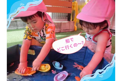 <span style='color:#ff007f;'>船</span>や<span style='color:#ff7f00;'>金魚</span>の玩具を水に浮かべてごっこ遊び<span style='color:#0000ff;'>♪</span><br><span style='color:#ff007f;'>「どこ行く~?」</span>とスイスイ<span style='color:#007fff;'>泳がせて</span>いました。<br>