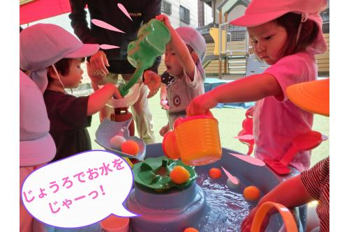 <span style='color:#00ff00;'>うさぎチーム(2歳児)</span>がじょうろを<br>使いこなしているのを真似して<br><span style='color:#7f00ff;'>りすチーム(1歳児)</span>も挑戦!<br><br>少し重さがありましたが<br>上手にできましたよ<span style='color:#007fff;'>♪</span>