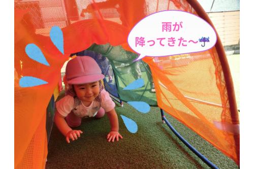 トンネルをハイハイで進んでいると<br><span style='color:#0000ff;'>「雨だよ~!」</span>とお水が!<br><br><span style='color:#ff7f00;'>「大変だ~」</span>と進んでいますがたのしかったのか<br><span style='color:#ff007f;'>「もういっかい!」</span>と自らトンネルへ…(笑)<br>
