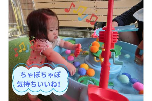 <span style='color:#7f00ff;'>つかまり立ちでパシャパシャ</span>すると<br>思わず顔に水が…<br><br>ですが<span style='color:#ff7f00;'>楽しさが勝って</span>へっちゃらでした!<br>