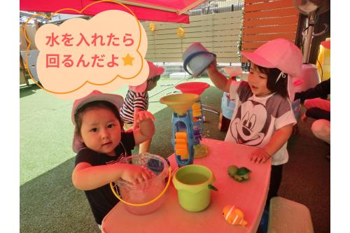 <span style='color:#7f00ff;'>「このおもちゃ知ってるねん!」</span>と<br>遊んで見せてくれた子ども達。<br><br>昨年遊んだことを思い出して<br><span style='color:#ff7f00;'>「回るねんで、みてや!」</span>と<br>得意げに見せてくれました<span style='color:#007fff;'>(^^♪</span>