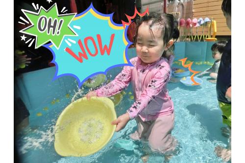 <span style='color:#ff9933;'>あひるちゃん</span>を数えたり、<br>ホースの水を<span style='color:#2d2dff;'>受け止めたり!!</span><br><br><span style='color:#2dff2d;'>興味</span><span style='color:#ff9b38;'>関心</span>がみんな違って<br>本当に<span style='color:#ff2dff;'>おもしろい( *´艸`)</span>