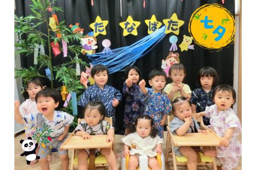 早速みんなで<span style='color:#ffba75;'>記念写真</span><span style='color:#ff70ff;'> <br> 可愛らしい</span>1枚が撮れました<span style='color:#ff70ff;'>♡</span><br><br><span style='color:#b770ff;'>七夕</span>の1週間前から<span style='color:#75ff75;'>笹</span>を飾ったり<br><span style='color:#75baff;'>絵本</span>を見たりして<br>当日を<span style='color:#ffba75;'>楽しみ</span>にしていた子どもたち(^^♪<br><span style='color:#ff70ff;'>甚平を着て登園</span>しました!<br><br>先生たちに<span style='color:#ff75ba;'>「かわいい~」</span>と言われ<br>嬉しそうな様子が見られました<span style='color:#ff7575;'>♥</span>