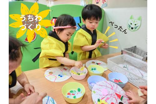 室内では<span style='color:#962dff;'>うちわ作り</span>★<br><br><span style='color:#38ffff;'>涼しげ</span>な<br>スイカやかき氷の<span style='color:#ff962d;'>折り紙</span>や<br><span style='color:#3333ff;'>シール貼り</span>を<br>楽しみました♪<br>