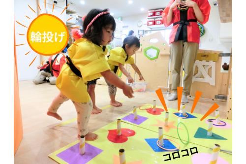 <span style='color:#2323ff;'>輪投げコーナー</span>も<br>大盛り上がり♪<br><br>「<span style='color:#93ff28;'>えい!</span>」と<br>狙いを定めながら<br><span style='color:#9933ff;'>真剣な顔</span>で<br>投げていましたよ★<br>