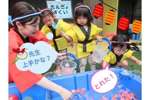 <span style='color:#ff3838;'>金魚すくい</span>では<br>バランスを取りながら<br><span style='color:#2d96ff;'>慎重に</span>取る姿も(゜o゜)<br><br>バケツにいっぱい取れると<br>「<span style='color:#ff2d96;'>みて~♥</span>」と<br>嬉しそうに見せていましたよ!<br>
