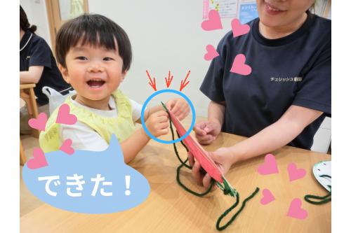 後日、<span style='color:#7affbc;'>絵の具</span>が乾いたら<span style='color:#bc7aff;'>毛糸</span>で<span style='color:#ff7abc;'>ひも通し</span>＆<span style='color:#ff7aff;'>シール貼り</span><span style='color:#ffbc7a;'>♪</span><br><br><span style='color:#ff7abc;'>ひも通し</span>は少し難しくて、<span style='color:#bc7aff;'>先生と</span>一緒に挑戦<span style='color:#7fff00;'>！！</span><br><br><span style='color:#ff9e3d;'>ひも</span>を「<span style='color:#00ff7f;'>あおむし</span>」に見立てて<br>「<span style='color:#7aff7a;'>あおむしさん通ります！</span>」と頑張る姿がかわいかったです<span style='color:#ff007f;'>♡</span><br><span style='color:#7aff7a;'>緑色の毛糸</span>が<span style='color:#7affbc;'>あおむし</span>に見えて何度も<br>「<span style='color:#7abcff;'>あおむしみたい…。</span>」とつぶやいていました<span style='color:#ff7abc;'>（笑）</span>
