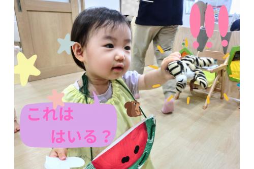 <span style='color:#7affbc;'>完成したカバン</span>をかけて<br>「<span style='color:#ff7aff;'>お部屋の中にカバンに入るものはあるかな？</span>」と<br><span style='color:#ff7a7a;'>探索開始</span>(^^)/<br><br>「<span style='color:#bc7aff;'>オムツ</span>ははいる～？」「<span style='color:#7abcff;'>えほん</span>は？」と<br><span style='color:#ff7abc;'>実際</span>にカバンの中にいれて<span style='color:#ffbc7a;'>一つずつ</span>確認していました<span style='color:#ffff00;'>★</span><br>「<span style='color:#7aff7a;'>作ったもので遊ぶ</span>」ことが子どもたちの中で<br>とても<span style='color:#ff7abc;'>特別なこと</span>に感じたようなので<br>今後も一緒にいろいろな物を作って<br>「<span style='color:#ff007f;'>特別</span>」な<span style='color:#7a7aff;'>気持ち</span>を増やして行きたいと思います<span style='color:#ffbc7a;'>☺</span><br><br>次回の<span style='color:#ff7abc;'>ブログ</span>もお楽しみに<span style='color:#ba75ff;'>♪</span>