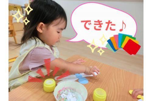 <span style='color:#9b38ff;'>糊</span>の「<span style='color:#7abcff;'>べちょっ</span>」とした感触が<span style='color:#ffbc7a;'>少し苦手</span>なお友だちもいて、<br>「なんだか<span style='color:#ff7abc;'>べたべた</span>してるな？」と<br><span style='color:#7affbc;'>緊張気味</span>で触っていました<span style='color:#ff7abc;'>♪</span><br><br>糊を<span style='color:#7aff7a;'>画用紙</span>につけて折り紙を<span style='color:#ff7a7a;'>ペタ</span>！<br>「くっついた～！」と<span style='color:#7aff7a;'>不思議</span>な表情でした<span style='color:#7abcff;'>(^^)/</span>