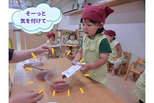 今回のクッキングは<br><span style='color:#00ff00;'>”フルーチェ”</span>作り!<br><br><span style='color:#ff007f;'>イチゴ味</span>のフルーチェの素を開けると<br>とってもいい匂い…<span style='color:#ff007f;'>♡</span><br>まずはボールに移します。<br><br>中の果肉がごろっと出るたびに<br><span style='color:#ff7f00;'>「おお~!」</span>と驚きの声!<br>
