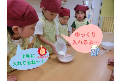 次に入れたのは<span style='color:#7f00ff;'>牛乳!</span><br><span style='color:#ff7f00;'>これなんだ!</span>と匂いを嗅いでみると<br>すぐに<span style='color:#0000ff;'>「牛乳!」</span>と言い当てた子ども達です。<br><br><span style='color:#ff007f;'>「混ざっちゃって大丈夫?!」</span>と心配の声も<br>聞こえてきましたが<br><span style='color:#00ff00;'>「今から混ぜるから大丈夫だよ」</span>と伝えると<br>ほっと一安心です。<br>