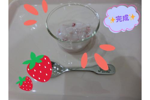冷蔵庫で冷やして…<span style='color:#ff7f00;'>完成!</span><br>お昼寝明けに<span style='color:#00ff00;'>「みんなで作ったフルーチェ食べるよ~!」</span>というと<br>とても<span style='color:#7f00ff;'>スムーズな起床</span>でした(笑)<br>