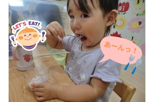 早速食べてみると<span style='color:#007fff;'>「おいしい!」</span><span style='color:#ff007f;'>「冷たい!」</span>と様々な反応。<br><br><span style='color:#0000ff;'>「おかわりー!」</span>とたくさんの声を<br>聞くことができました♪<br>