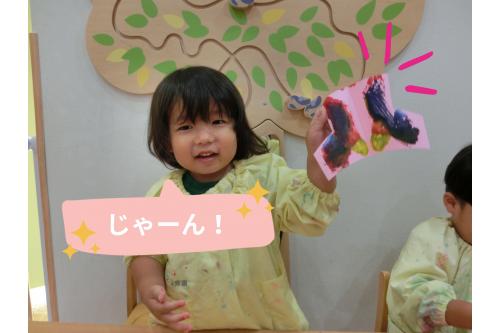 <span style='color:#ff70b7;'>じゃーーん！</span><br>開いてみると<br>反対側にも<span style='color:#6b6bff;'>同じ模様</span>がついていて<br><br><span style='color:#ff70b7;'>「すごーーい！」</span>と大喜びの子どもたち<br><br><span style='color:#70ff70;'>「もう一回やってみよう！」</span>と<br>積極的に楽しんでいましたよ<span style='color:#ff7575;'>(^^♪</span>