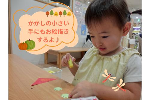 <span style='color:#ff75ff;'>指先も器用になってきた</span>こともあり<br>かかしの<span style='color:#b770ff;'>小さい手袋</span>や、<br><span style='color:#baff75;'>帽子</span>にも丁寧に<br>クレヨンで模様を付けて<br>楽しんでいましたよ<span style='color:#ffba75;'>(*^^*)</span>
