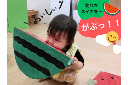 そして…<br><span style='color:#ff962d;'>美味しそうな</span>スイカに我慢できず<br><span style='color:#ff3399;'>「がぶ♥」</span><br><br>とっても<br>嬉しそうに<br><span style='color:#ff33ff;'>頬張って</span>いましたよ(^^♪<br>