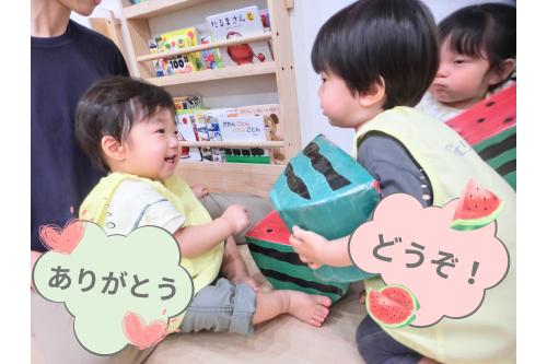 <span style='color:#2dffff;'>うさぎチーム</span>や<span style='color:#ff33ff;'>りすチーム</span>が<br><span style='color:#ff962d;'><span style='color:#ff9e3d;'>ひよこチーム</span></span>のお友だちに<br>おすそ分けする姿も♥<br><br><span style='color:#28ff28;'>異年齢保育</span>ならではの<br>光景に癒されますね<span style='color:#ff2d2d;'>♥</span><br><br>スイカ割りの後に給食に<br><span style='color:#2d2dff;'>「次は何のフルーツがでるかなぁ</span>」と<br>気になっていた子どもたち!<br><br>季節ならではの<span style='color:#ff962d;'>食べ物</span>や<br>行事で<span style='color:#ff33ff;'>季節を感じながら</span>過ごしていけたらいいなと<br>思います!<br><br>次回のブログもお楽しみに<span style='color:#ff9e3d;'>★</span>