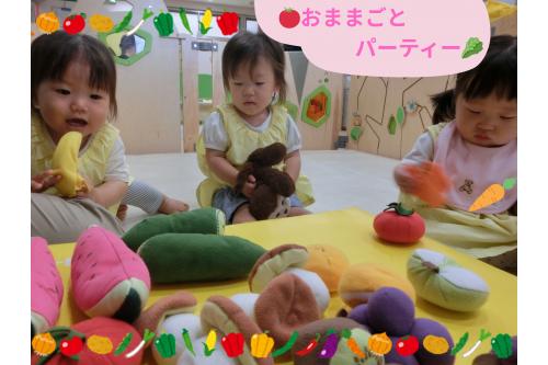みんなで<span style='color:#00ff00;'>野菜</span>や<span style='color:#ff7f00;'>果物</span>を囲んでパーティーのはじまり~<span style='color:#00ffff;'>♪</span><br><span style='color:#7f00ff;'>好きな物</span>を選んであーんっ!<br>
