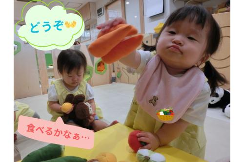 <span style='color:#007fff;'>先生</span>や<span style='color:#ff7f00;'>お友だち</span>にも食べて~!と<br>食べさせてくれる優しい子どもたち<span style='color:#ff00ff;'>♡</span>