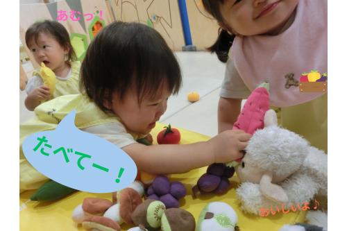 最近のブームは<span style='color:#7f00ff;'>おせわごっこ!</span><br>ということでぬいぐるみにも<br><span style='color:#ff7f00;'>あーん!</span>と<span style='color:#ff0000;'>スイカ</span>を食べさせてくれました<span style='color:#ff00ff;'>♡</span>