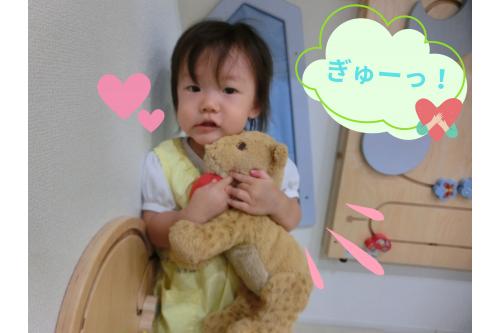 <span style='color:#ff007f;'>かわいい♡</span>があふれてぬいぐるみをぎゅーっ!<br><br><span style='color:#ff7f00;'>抱っこ</span>して歩いたり<span style='color:#7f00ff;'>ご飯</span>を食べさせてあげたり<br>時には<span style='color:#00ff00;'>寝かしつけ</span>たり…!<br><br>普段から<span style='color:#7f00ff;'>子ども達がよーく観察</span>している<br>様子が伝わって来ました<span style='color:#007fff;'>♪</span><br>少しずつ<span style='color:#0000ff;'>言葉が増えたり</span>身振り手振りで<br><span style='color:#ff007f;'>自分の気持ち</span>を教えてくれるようになってきたひよこチーム。<br><br>伝わると<span style='color:#00ff00;'>「うれしい!」</span>を全身で表現してくれるようになりました。<br>逆にうまく理解してあげることができないと<span style='color:#007fff;'>「なんでわからないの!」</span>と<br>怒ってしまうことも…<br><br>たくさんのふれあいの中で<span style='color:#0000ff;'>意思相通</span>がしっかりと<br>取れるように楽しんでいきたいと思います<span style='color:#00ffff;'>♪</span><br>また、次回のブログもお楽しみに<span style='color:#ffff00;'>★</span>