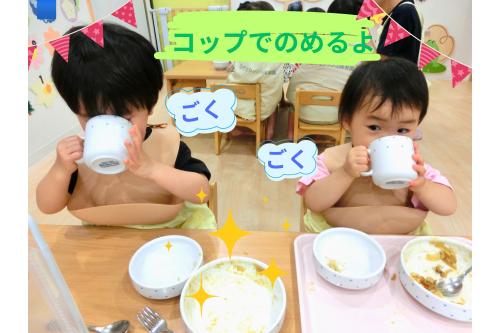 <span style='color:#7a7aff;'>コップ</span>も上手に<br><span style='color:#bc7aff;'>もって飲む</span>ことができます<span style='color:#ffff00;'>★</span>