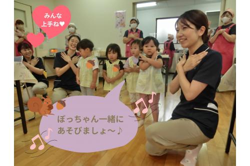 公民館に到着すると、<br><span style='color:#ff75ff;'>たくさんの方に注目されて</span><br><span style='color:#75baff;'>ドキドキ</span><br>急に緊張した表情に<span style='color:#ffba75;'>(・o・)</span><br><br>毎朝歌っている曲が流れると、<br>歌いながら少しずつ<br><span style='color:#ff75ff;'>緊張もほどけてきたようです♪</span>