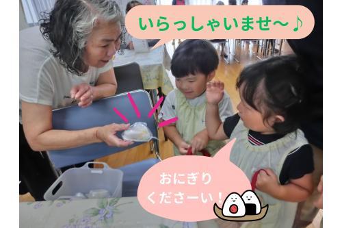 <span style='color:#70b7ff;'>お買い物ごっこ</span>では<br>参加している地域の方に<br><span style='color:#75ff75;'>お店屋さんに<br>なってもらいました！</span><br><br>「いらっしゃいませ～♪」<br><br>「これください～」<br><br>の声で公民館も<br><span style='color:#ff75ba;'>にぎやかになりました(^o^)</span>