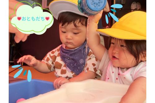 これまた楽しそうにあそぶ<span style='color:#7f00ff;'>お友だち</span>の姿が！<br><br><span style='color:#ff007f;'>おーい！</span>と手を振ったり伝い歩きで<br>お友だちの元へ向かったりと<br>アクティブに楽しみます<span style='color:#00ffff;'>(^^♪</span>