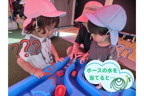 こちらのテーブルは水をためるだけでなく<br><span style='color:#ff7f00;'>車を走らせる道</span>があったり<span style='color:#ff007f;'>船が通る道</span>や<br>橋までついています！<br><br><span style='color:#00ff00;'>りすチーム（１歳児）</span>のお友だちも<br><span style='color:#7f00ff;'>「ここを消防車が通ります！」</span>と<br>すっかり気分は消防士さん<span style='color:#ffff00;'>★</span><br><br>ぷかぷか浮かぶ<span style='color:#ff007f;'>はたらくくるま</span>に<br>ホースの水を当てるとどうなる？！<br>ということで試してみると…<br>