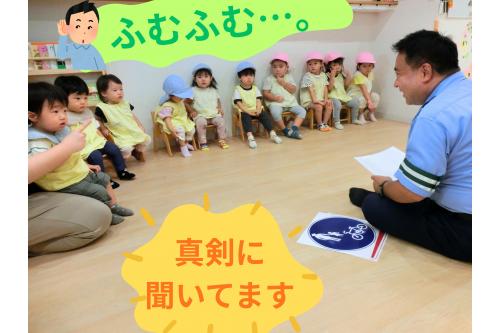 <span style='color:#ff7a7a;'>警察官</span>に<span style='color:#ffbc7a;'>横断歩道の渡り方</span>や<br><span style='color:#7affbc;'>信号機</span>、いろいろな<span style='color:#7affff;'>標識</span>の<br>お話をしてもらいました<span style='color:#bc7aff;'>(^^♪</span><br><br>子どもたちは<span style='color:#bcff7a;'>真剣</span>に<br>話を聞いていましたよ✨<br>