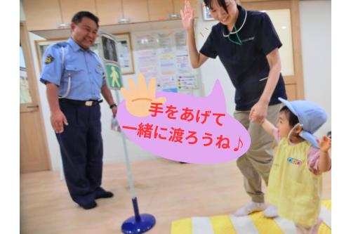 お話の後は<span style='color:#ff7a7a;'>室内</span>で<br><span style='color:#ff7abc;'>手</span>をあげて<span style='color:#ffbc7a;'>渡る</span>ところを<br>見てもらいました<span style='color:#7abcff;'>(^^)/</span><br><br><span style='color:#7aff7a;'>信号機</span>の色が<span style='color:#0000ff;'>青</span>になっても<br>『<span style='color:#ff7abc;'>右、左、右！</span>』の確認を忘れず、<br><span style='color:#ff7f00;'>右手</span>もしっかりあげて渡ります<span style='color:#ffff00;'>★</span>