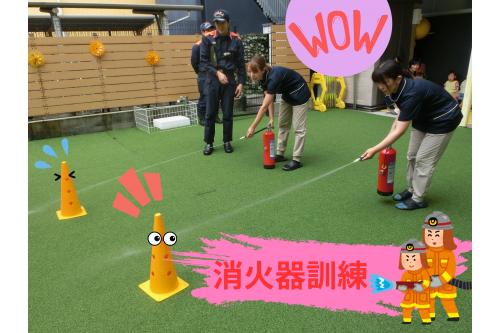 最後に<span style='color:#ff7abc;'>消防士さん</span>と一緒に<br><span style='color:#ffbc7a;'>消火器訓練</span>を<span style='color:#bc7aff;'>保育士</span>が行います<span style='color:#ff00ff;'>！<br></span><br><span style='color:#7abcff;'>的</span>をめがけて<span style='color:#7aff7a;'>水</span>を<br><span style='color:#7a7aff;'>放水</span>しました<span style='color:#ff75ff;'>！</span><br><br>消防士さんたちに<span style='color:#ff5b5b;'>消火器の使い方</span>を教えてもらい、<br><span style='color:#00ff00;'>職員一同</span>、とても<span style='color:#ffbc7a;'>学び</span>になりました<span style='color:#bc7aff;'>(^^)</span><br><br>これからも<span style='color:#bc7aff;'>いざ</span>というときに<span style='color:#ff7a7a;'>すぐに避難</span>ができるように<br><span style='color:#bcff7a;'>訓練</span>をしていきたいと思います<span style='color:#7abcff;'>！</span><br><br>次回のブログもお楽しみに<span style='color:#ffff00;'>★</span>
