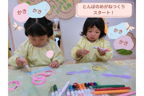 画用紙にペンで模様を描いて<br>個性あふれる<br><span style='color:#75ffba;'>メガネ</span>を作りました<span style='color:#70ff70;'>♪</span><br><br>製作途中ではメガネの形が<br><span style='color:#ff75ff;'>ドーナツ</span>に見えたようで<br><span style='color:#ffba75;'>「何味のドーナツにしようかな♪」</span><br>と想像しながら<br>お絵描きする子ども達でした<span style='color:#ff7575;'>♥</span>