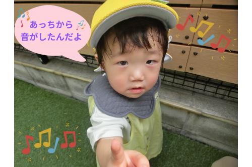 園庭に出ると<span style='color:#7f00ff;'>靴を履いて</span>散策♪<br><br><span style='color:#ff7f00;'>音が聞こえたほう</span>を指さしたり<br>そちらへ<span style='color:#0000ff;'>てくてく歩いて</span>行ったり。<br><br><span style='color:#ff00ff;'>好奇心旺盛</span>な子どもたちです<span style='color:#7fff00;'>(^^♪</span>